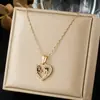 Collar Cruz Corazón Simple de Amor Chapado en Oro Diamante Incrustado Acero Inoxidable Colgante de Corazón Hueco Cadena Versátil para Clavícula para Mujer