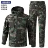 Traje Táctico Militar Camuflado de Malla Elástica para Exteriores de Primavera y Otoño Ropa de Trabajo Ropa de Protección Laboral con Diseño de Múltiples Bolsillos y Refuerzo en la Entrepierna