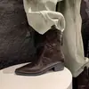 Botas vaqueras de punta 2026, Botines cortos de gamuza arrugada de América del Norte con corte en V y tacón grueso para mujer con cremallera trasera