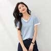 Camiseta Falsa de Duas Peças com Decote V e Manga Curta para Mulheres 2025 Verão Novo Estilo Coreano Casual Cor Contrastante Efeito Emagrecedor Ombro Direito Top Malha