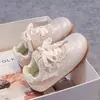 Nuevos Zapatos Infantiles para Niñas Primavera y Otoño 2026, Zapatos de Bebé con Suela Suave y Superficie de Cuero, Tenis de Dibujos Animados para Niños Pequeños, Zapatos de Entrenamiento Alemanes
