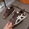 Sapatos para meninos 2026 outono novo modelo tênis esportivos infantis leves para meninos antiderrapantes de malha para corrida treino alemão sapatos Forrest Gump