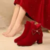 Sapatos de Casamento Chineses Vermelhos para Noivas Mulheres Botas Curtas de Salto Grosso Inverno 2025 Novo Zíper Lateral Bico Quadrado Botas de Casamento para Mulheres