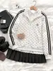 Sudadera chaqueta tipo americana con cuello alto de lunares, cierre de cremallera para mujer, con bordado de dos rayas, ceñida a la cintura, corta, deportiva, corte ajustado