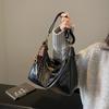 Bolsa de Grande Capacidade Feminina Outono e Inverno Versátil 2024 Nova Simples Bolsa de Ombro Transversal Superfície Macia Bolsa Tote Feminina para o Dia a Dia