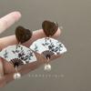 Pendientes de abanico en relieve de estilo chino para mujer, nuevos pendientes de nicho 2024, pendientes de temperamento retro únicos, pendientes de alta gama