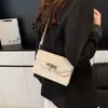 Bolso de Mano Cuadrado Pequeño de Moda 2025 Nuevo Bolso Retro Simple para Mujer de Moda Versátil de Nicho Bolso Cruzado Simple para el Trabajo