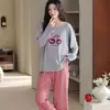 Pijama de manga larga y pierna larga en stock para mujer, nuevo estilo de otoño, diseño dulce de dibujos animados, cuello redondo, estilo pullover, se puede usar como ropa exterior, ropa de estar de algodón, juego de dos piezas
