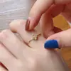Anel Fino de Trevo de Quatro Folhas com Cravação de Diamante para Mulheres Doce Leve Luxo Ins Minimalista Versátil Anel para Dedo Indicador Anel Colorfast de Aço Titânio