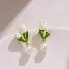 Brincos de Tarraxa Camélia Branca Primavera e Verão 2025 Esmalte de Alta Qualidade Flor Amarela Brincos com Senso de Design
