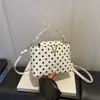 Bolso de mano retro simple de lunares para mujer, gran capacidad, nueva moda 2026, duradero, alto valor estético, bolso de hombro transfronterizo