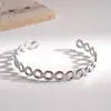Pulsera Abierta de Retazos con Parche de Flor Hueca Transfronteriza Europea y Americana, Pulsera Exquisita y de Moda para el Trabajo, Joyería de Alta Gama Simple y Versátil