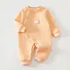 Mameluco para bebé, diseño cálido de tres capas y sin costuras para otoño e invierno, mameluco ajustado para recién nacido, atuendo para bebé amigable con la piel, nuevo estilo 2026