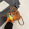 Bolso Bandolera de Otoño Bolso de Jardín para Niñas 2025 Nueva Moda Bolso de Mano Versátil Color Caramelo Bolso con Accesorio de Pony