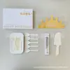 Conjunto de presentes de mesa descartável para bolo, conjunto de cinco peças para festas de aniversário, incluindo talheres de plástico espessado, pratos de papel, velas e chapéus
