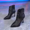 Botas da Moda Coreana Femininas 2026 Ano Tendência Outono Inverno Novas Plissadas Salto Alto Emagrecedoras Bico Fino Salto Fino Temperamento Botas de Cano Curto