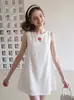 Vestido de verão estilo coreano para mulheres, simples e elegante, com gola redonda, sem mangas, bordado e um corte A solto jovial
