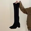 Botas de tacón alto de punta, que llegan por encima de la rodilla para mujer, colección otoño/invierno 2025, con tacón grueso, material elástico y efecto adelgazante, creando una silueta larga y esbelta
