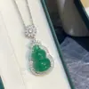 Colar Feminino Versa Novo Chinês Elegante Cabacinha Ruyi Banhado a Ouro com Zircônia Super Brilhante Pingente Feijão Verde Calcedônia Verde