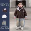 Conjunto casual estilo americano para niño, chaqueta elegante de dos piezas con jeans y camiseta básica para el atuendo de otoño de niños pequeños