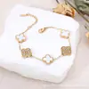 Pulsera de Trébol Transfronteriza con Diamantes, Acero de Titanio, Chapado en Oro de 18K, Joyería de Nácar por Ambos Lados, Moderna, Disponible para Venta al por Mayor