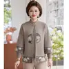 Nuevo atuendo de otoño estilo chino para madres: Un conjunto de dos piezas que incluye un cárdigan de punto con cuello alto, diseñado para mujeres de mediana edad y mayores, que ofrece un look elegante y estiloso con una estética china tradicional para primavera y otoño