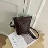 Bolso pequeño cruzado de moda transfronterizo para mujer 2026 verano nuevo versión coreana versátil patrón tejido bolso de cubo de un solo hombro