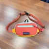 2025 Nova Pequena Bolsa Transversal Color Block Colorida Esportiva de Cintura Bolsa para Exterior Unissex Versátil Bolsa para Corrida