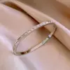 Populares pulseras de estilo metalero de nicho europeo y americano con un diseño simple y versátil, exquisitas y elegantes, que ofrecen una sensación de lujo ligero y un toque de alta gama
