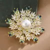 Broche de alta calidad, sentido de nicho, moda creativa, copo de nieve, perla, ramillete de abrigo de alta gama, flor versátil, joyería al por mayor