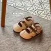 Nuevos Zapatos Pequeños de Cuero Retro Versátiles Calados de Suela Blanda con Dedos Divididos para Niños Verano 2026