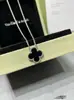 Collar de Joyería de Trébol de Cuatro Hojas de Ágata Roja Versión de Alta Gama V-Gold Chapado en Oro de 18K Cadena Exquisita para Clavícula para Mujeres, Estilo de Nicho de Lujo Ligero