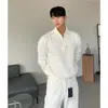 Suéter de punto para hombre con cuello alto y cremallera, una prenda de manga larga elegante y versátil con un look relajado y sofisticado