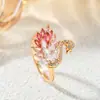 Anillo de Luz de Zirconia Incrustada en Oro Real Chapado en Cobre Transfronterizo Europeo y Americano Lujo Ligero Sensación de Alta Gama Anillo para el Dedo Joyería de Mano Versátil Fabricante Venta al por Mayor en Stock