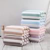 Toalla de baño de rayas anchas toalla de playa tejido de punto por urdimbre terciopelo coral suave para el hogar toalla de baño grande se puede usar y envolver venta al por mayor una generación de cabello