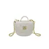 Bolsa elegante de alta gama para auriculares inspirada en Chanel con asa de perlas, bolso de cadena con diseño de diamantes, bolso cruzado de moda para mujer, bolso de hombro moderno