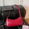 Nova bolsa de ombro estilo coreano 2026, apresentando um design relaxado, liso e minimalista, uma bolsa quadrada pequena moderna e única que pode ser carregada como bolsa de ombro ou bolsa transversal