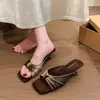 Deslumbrantes sandálias slip-on retrô francesas para mulheres, perfeitas com uma saia, para o verão de 2026, novas sandálias plissadas de salto alto com fivela de metal
