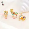 Colgante de oveja con método antiguo de cloisonné y goteo de aceite Tendencia nacional color esmalte Tres Ovejas Abriendo el Camino oveja de montaña pulsera DIY colgante de collar