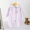 Enterizo para bebé estilo coreano con estampado floral morado, con cremallera frontal y adorables adornos florales, perfecto para salidas