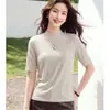 Camiseta feminina estilosa com gola média e manga média para usar por cima, feita de algodão mousse, modelagem solta, gola semi-alta, casual e simples, top base com textura de bambu