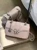 Design Yuezi 2026 Verão Nova Moda Acolchoada Clássica Versátil Texturizada Transversal Pequena Quadrada Bolsa para Mulheres
