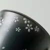 Copo de cerâmica pintado à mão para água com padrões florais brancos, apresentando uma estética Zen japonesa, adequado para uso doméstico ou de escritório, e projetado para infusão lenta