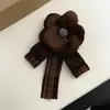 Broche de Camelia de Gama Alta Color Maillard Lazo de Cuadros Retro Literario Ramillete de Tela Pin para Abrigo