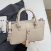 Venta al por mayor, nuevo bolso bandolera portátil sencillo de alta textura, diseño de nicho, elegante, combinable y moderno.