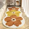 Tapete de cabeceira floral preto e branco estilo Ins com padrões irregulares, cashmere sintético, tapete de chão durável para sala de estar e quarto