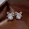 Pendientes Minimalistas de Aguja de Plata con Lazos de Circonita Super Brillantes, Pequeños y Delicados, Pendientes Versátiles con un Toque de Lujo Ligero y Moda de Alta Gama