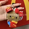 Llavero de peluche Hello Kitty, muñeco de sombrero de paja Hello Kitty de cuero negro, amuleto popular para bolsa de dibujos animados