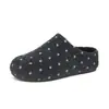 Pantuflas planas casuales para mujer, estilo slip-on, adecuadas para usar al aire libre, colección otoño/invierno 2026, punta redonda, sin tacón, diseño de lunares, temática de otoño, estilo media zapatilla, inspiradas en Birkenstock