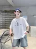 Camiseta de manga corta con estampado de dibujos animados de moda para niños, nuevo estilo de verano, holgada y versátil, top casual moderno para niños mayores, camiseta de verano